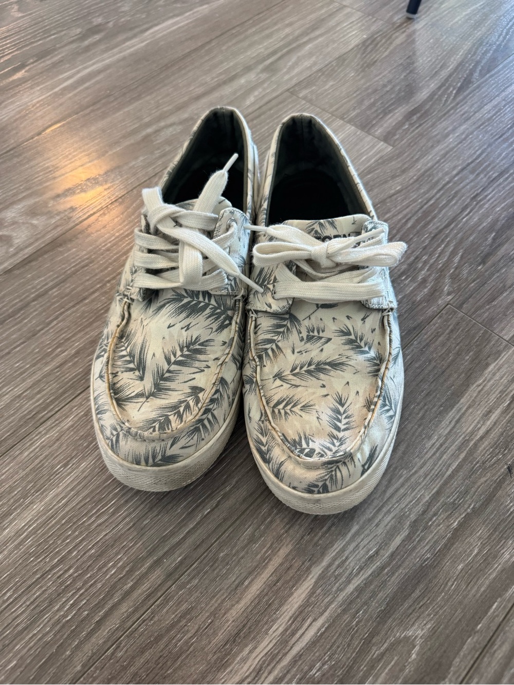 Tretorn Men's White Canvas Boat Shoes with Navy Leaf Print